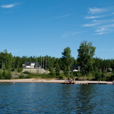 DEN OMSTRIDDA ULFSÖN, Hellnäs simstrand
